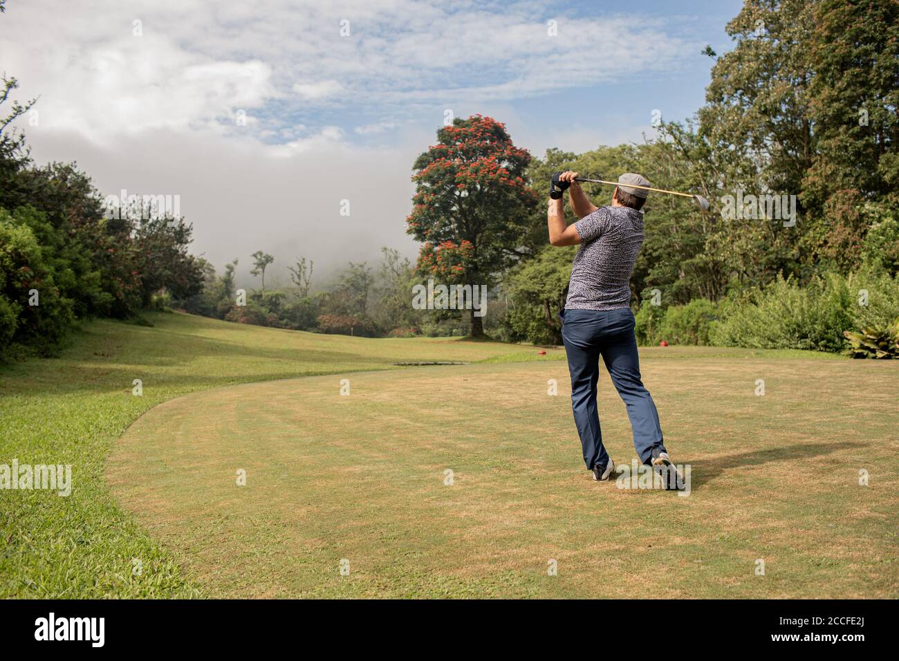 Eine Person, die Golf spielt. Hochwertige Fotos Stockfoto