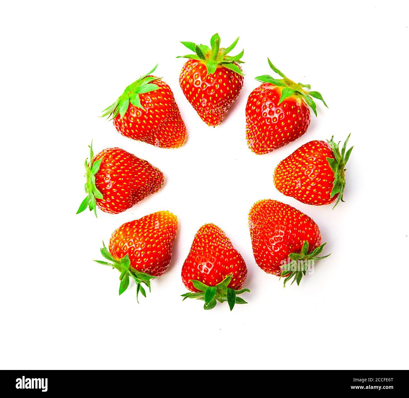 Frisch geerntete Erdbeeren isoliert auf weißem Hintergrund Stockfoto