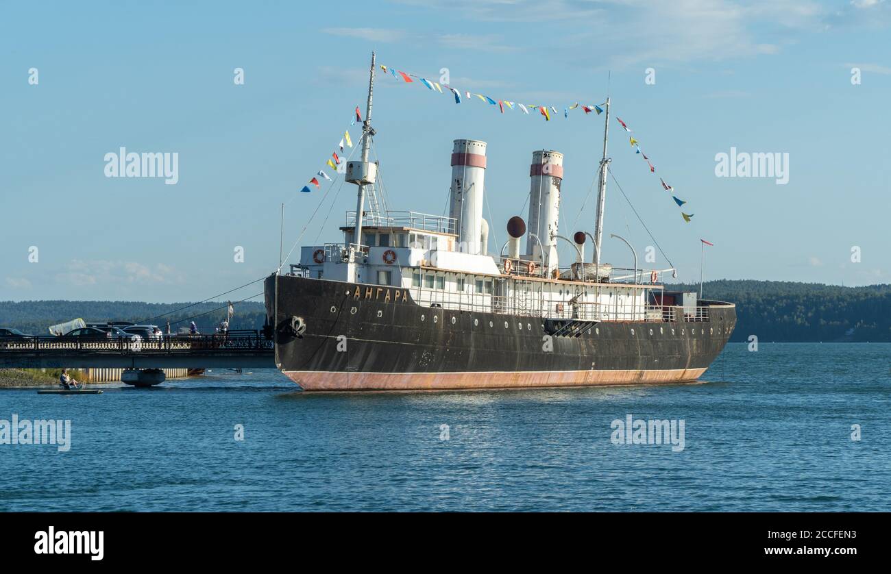 Russland, Irkutsk, August 2020: Angara ist ein Eisbrecher-Dampfer der russischen und sowjetischen Flotte, derzeit ein Museumsschiff. Stockfoto
