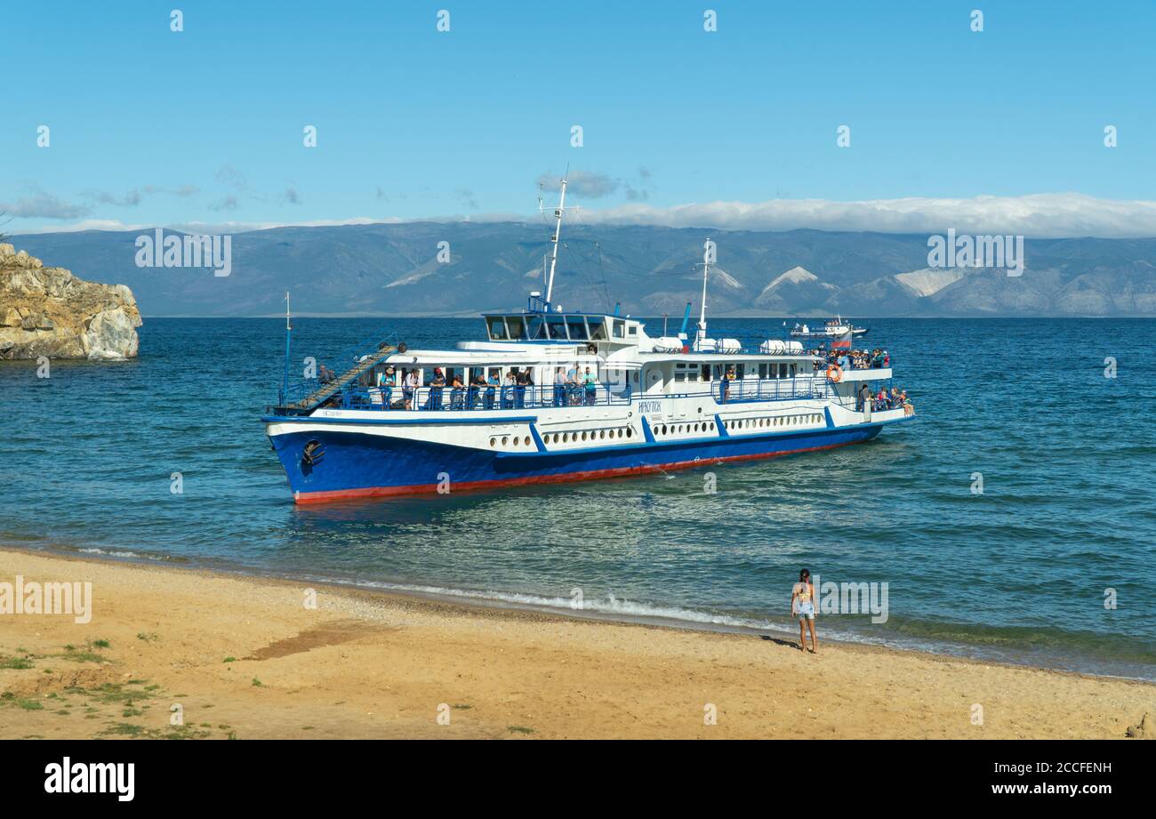 Russland, Region Irkutsk, Dorf Chuzhir, August 2020: Ausflugsboot Irkutsk am Ufer des Baikalsees. Stockfoto