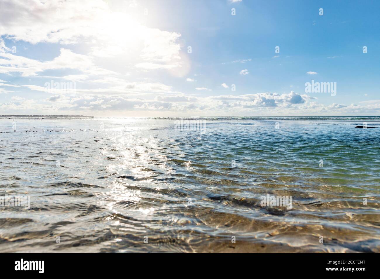 Wasserspiegelung am Sandstrand in der Bretagne Stockfoto