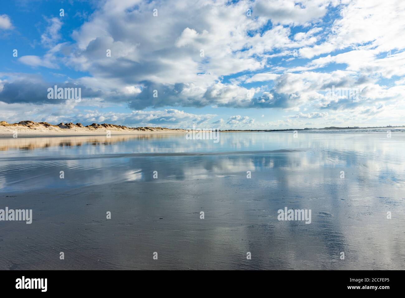 Wasserspiegelung am Sandstrand in der Bretagne Stockfoto