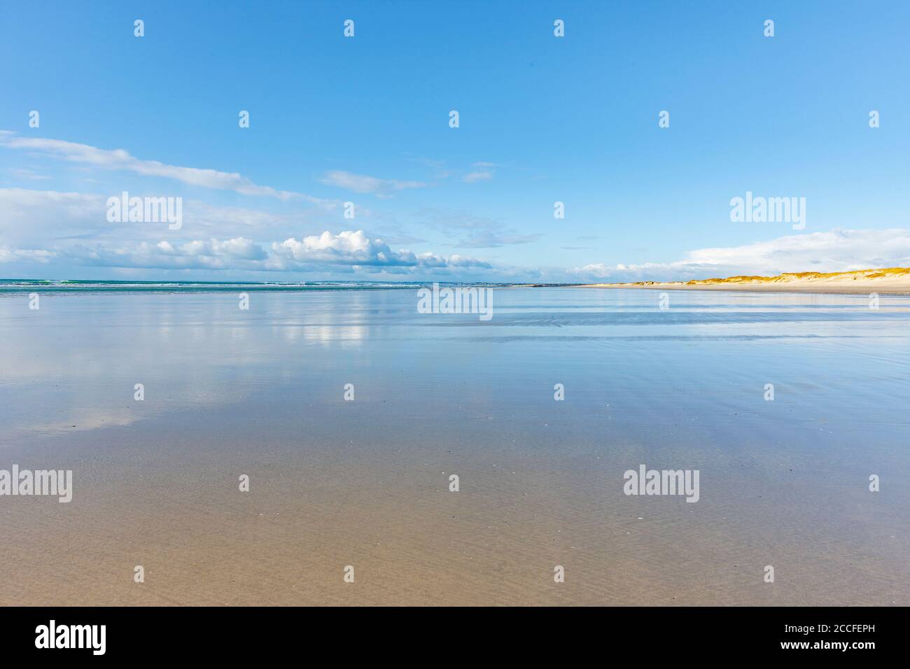 Wasserspiegelung am Sandstrand in der Bretagne Stockfoto