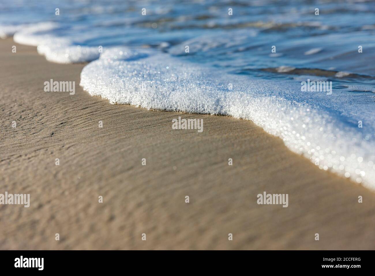 Wasserrand am Sandstrand Stockfoto