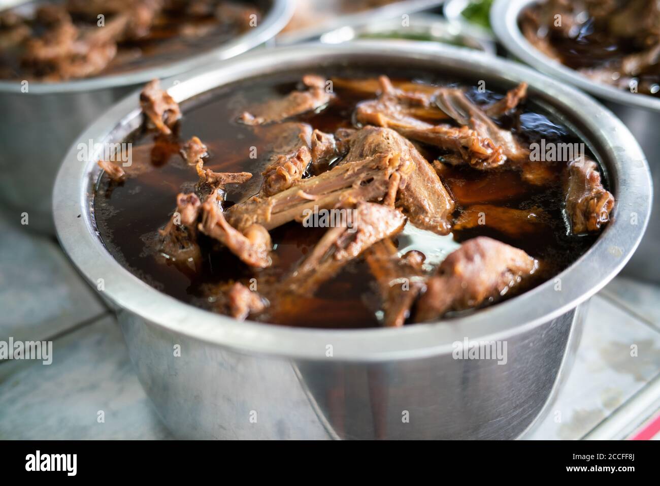 Chinesische geschmorte Ente in Topf mit verschiedenen Entensoße Straße Essen aus Thailand Stockfoto
