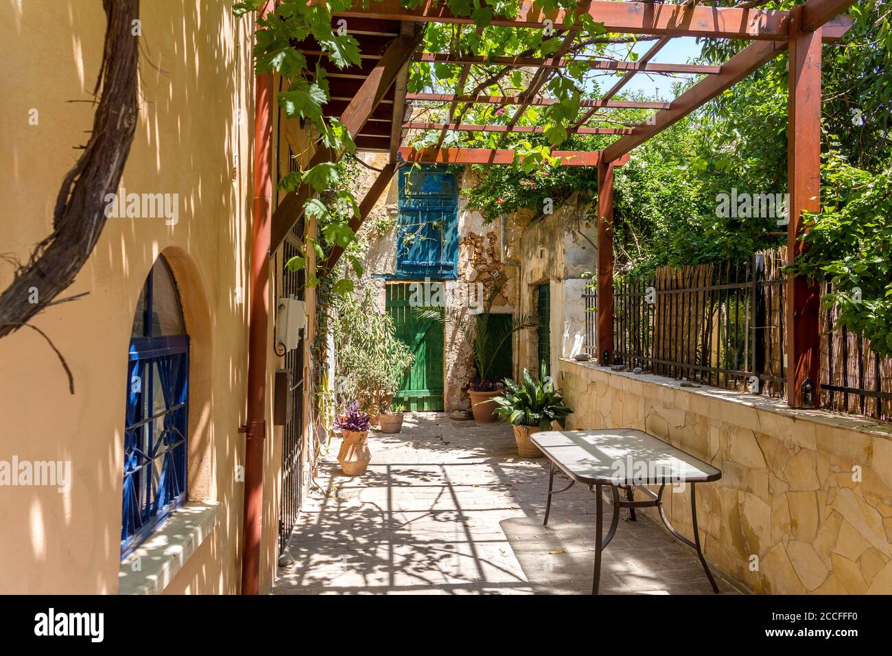 Vorgarten mit Weinreben in Seitengasse in Chania, Nordwest Kreta, Griechenland Stockfoto