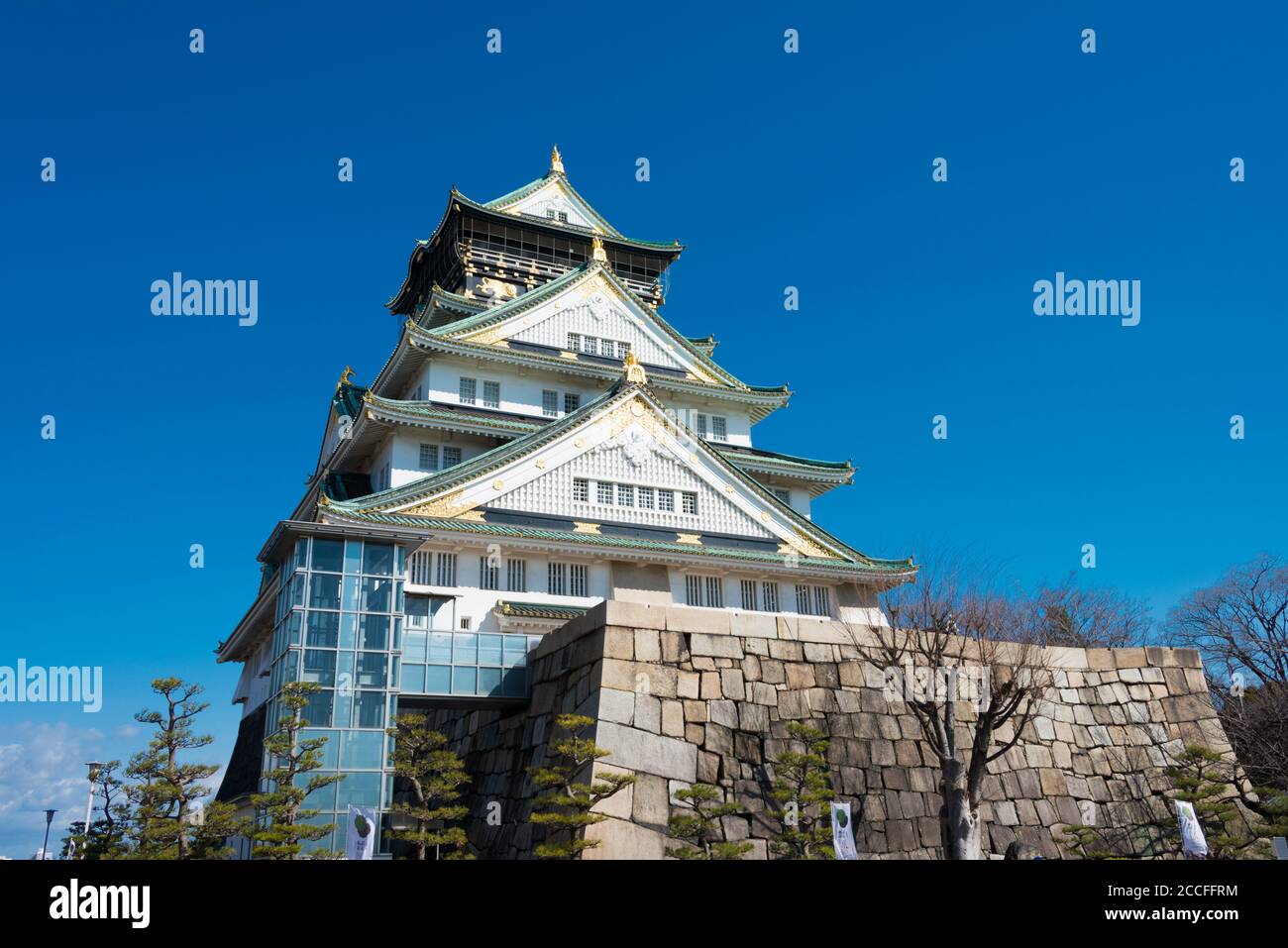 Osaka, Japan - Osaka Castle in Osaka, Japan. Eine berühmte historische Stätte. Stockfoto