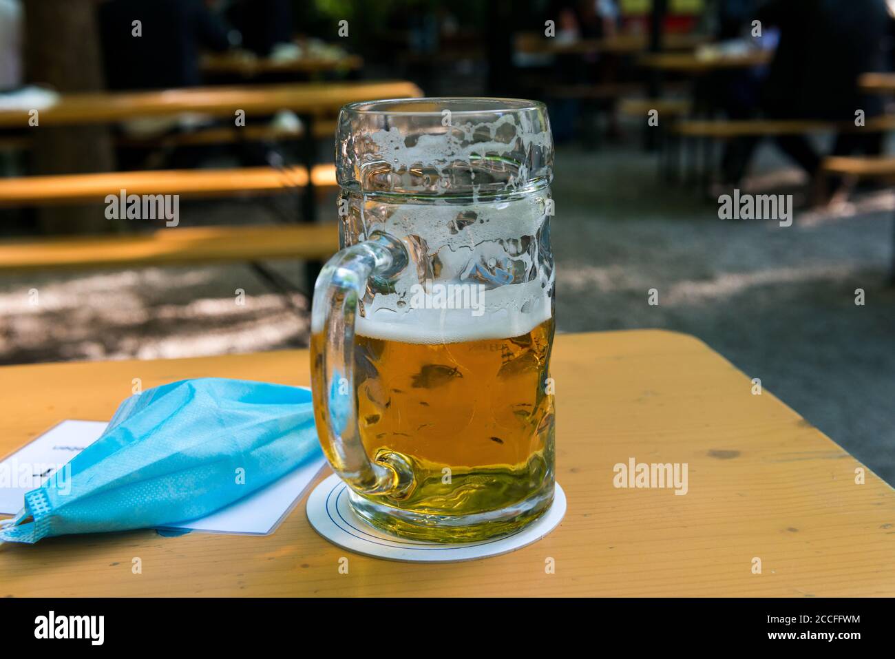 Biergarten wiedereröffnet, Distanz, München, Aumeister, Corona-Zeit, Mund-Nase-Schutz, Maske Stockfoto