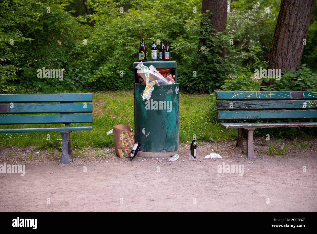Müll im Park, Mülleimer Stockfoto