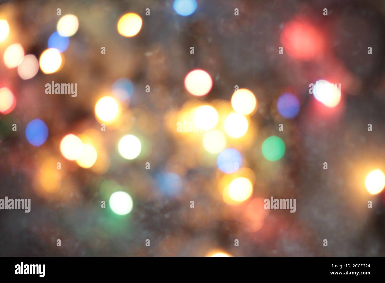 Weihnachtsgirlanden, abstrakt verschwommener Hintergrund mit verschwommenen Lichtern in verschiedenen Farben. Weihnachten Hintergrund, Hintergrund, Hintergrund. Stockfoto