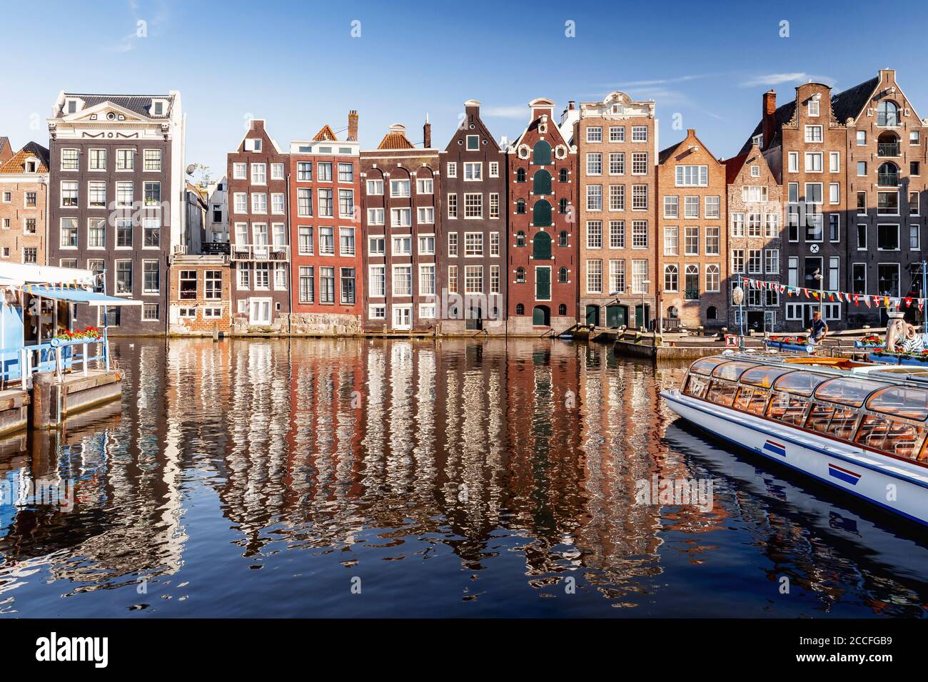 Häuser auf Damrak in Amsterdam, Niederlande Stockfoto