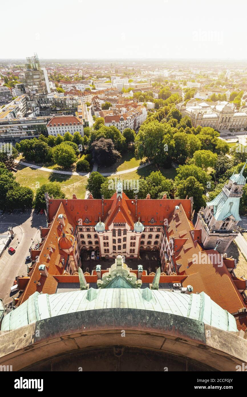 Blick vom Neuen Rathaus in Hannover auf die Staatsmuseum und Hochhaus der NordLB Stockfoto