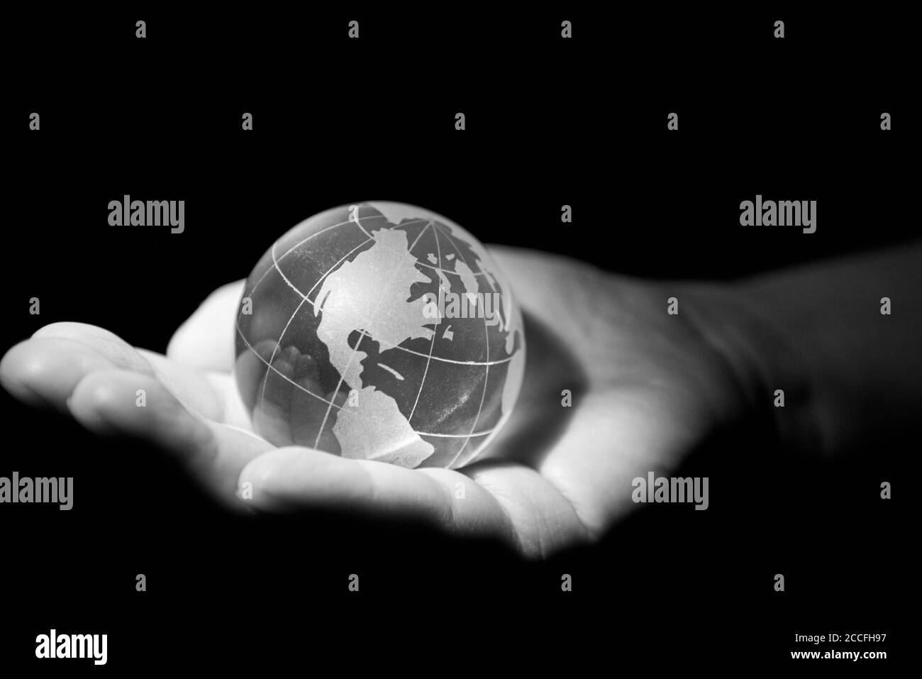 Glas Transparenten Globus Planet Erde In Den Handen Einer Frau Schwarz Weiss Foto Stockfotografie Alamy