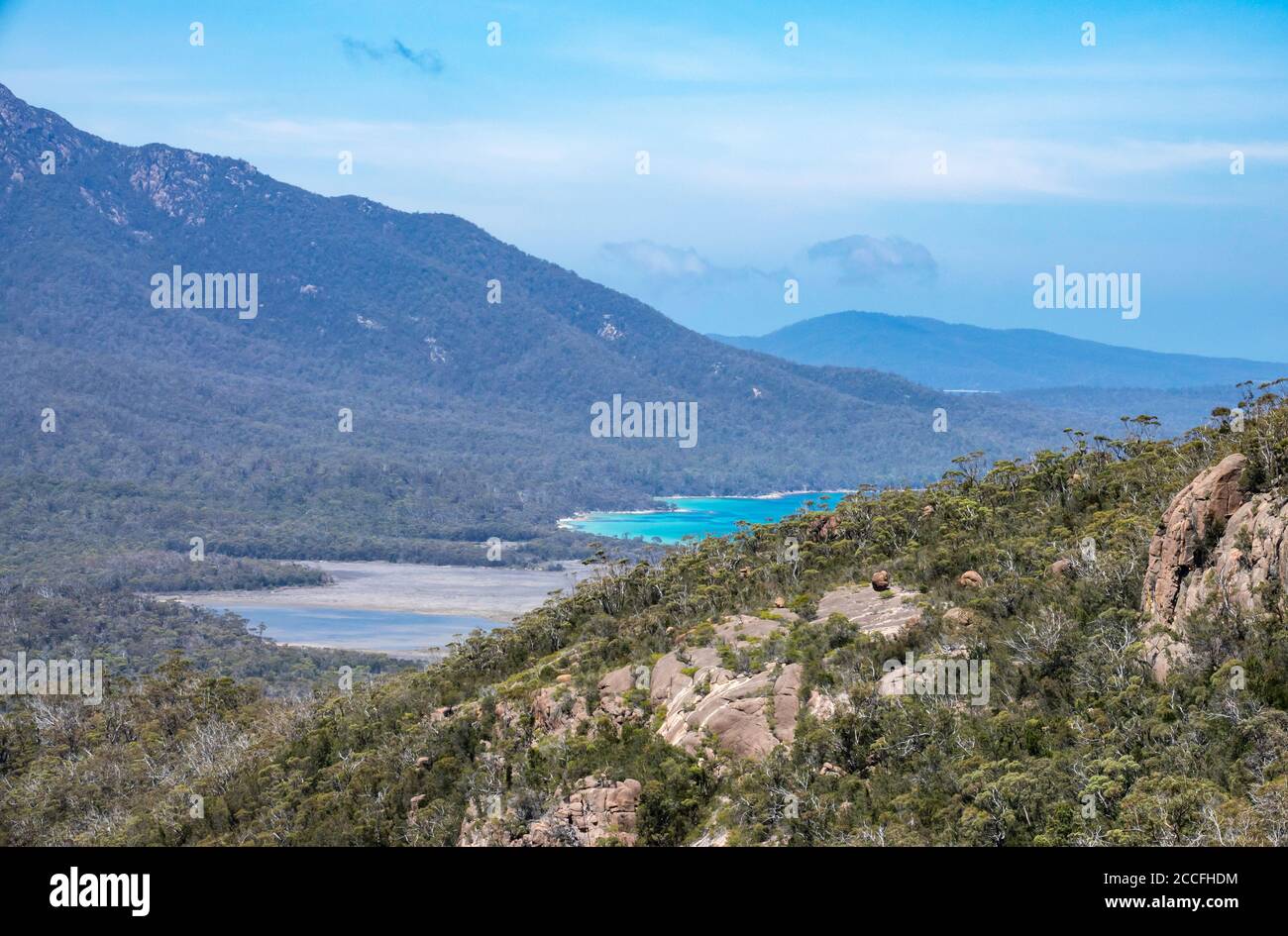 Blick vom Wineglass Bay Lookout auf Hazards Lagoon und Hazards Beach, Freycinet National Park, Tasmanien, Australien Stockfoto