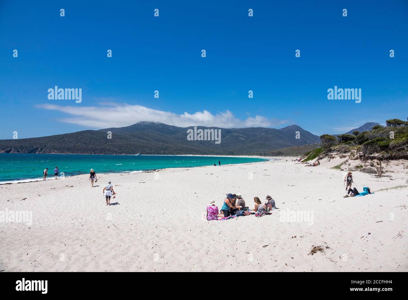Touristen am Wineglass Bay Beach, Freycinet National Park, Tasmanien, Australien Stockfoto