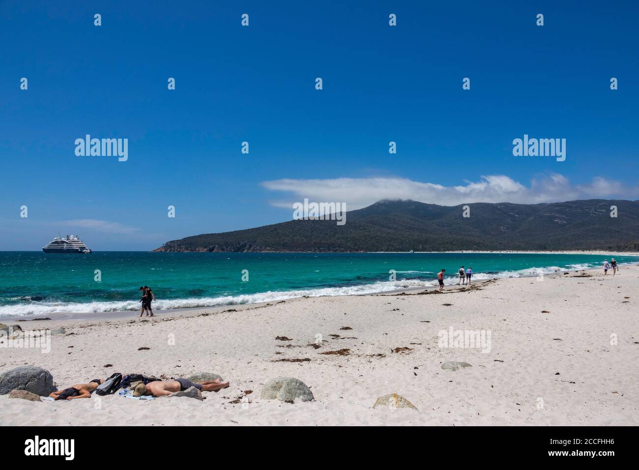 Touristen am Wineglass Bay Beach, Freycinet National Park, Tasmanien, Australien Stockfoto
