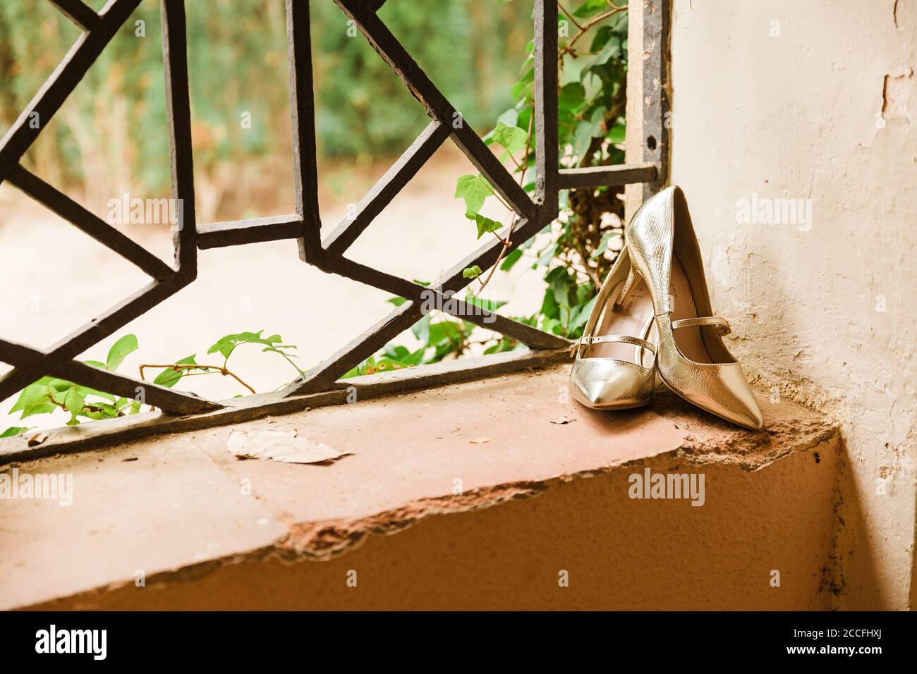 Hochzeit, Schuhe, Fenster, Gold, off-Center Stockfoto