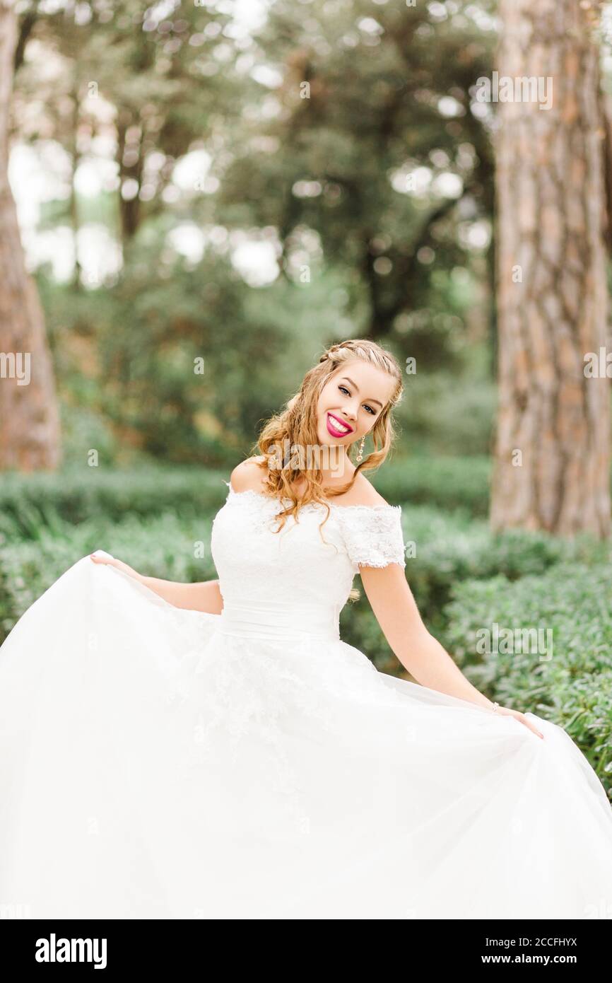 Braut, Hochzeit, Garten, junge Frau, Hochzeitskleid, Schwenken, Lachen, glücklich Stockfoto