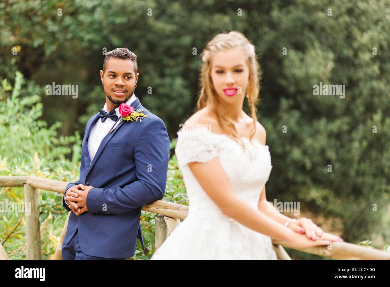 Hochzeit, Brautpaar, junge Erwachsene, Vielfalt, Liebe, Landschaft, Geländer Stockfoto