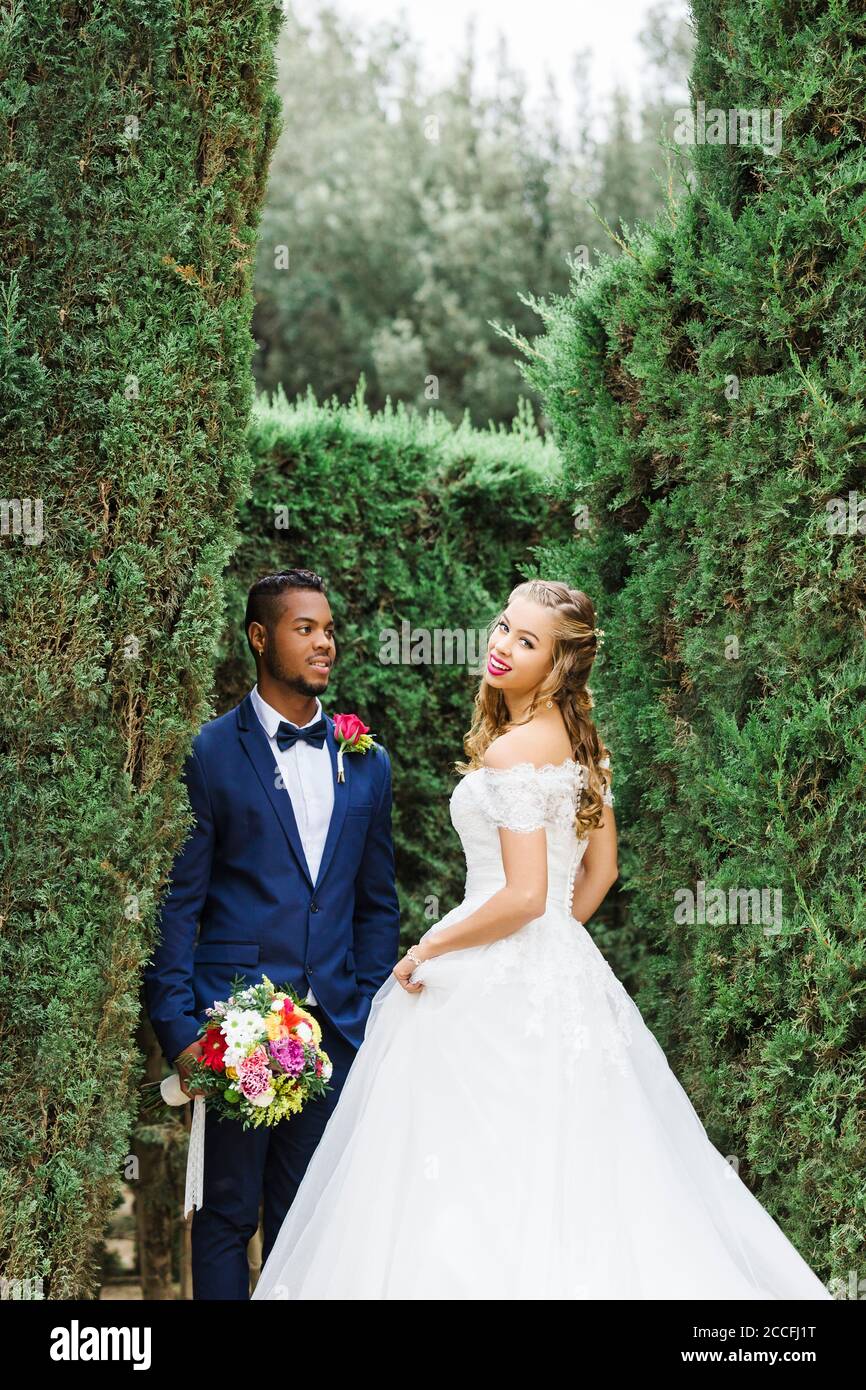 Hochzeit, Brautpaar, junge Erwachsene, Vielfalt, Liebe, Garten Stockfoto