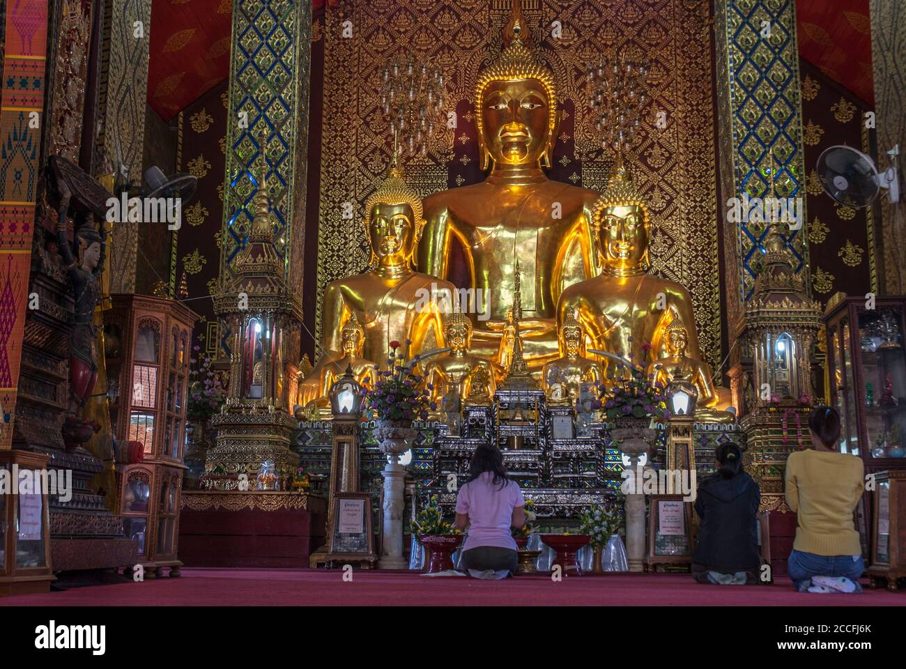 Gläubige in einem buddhistischen Tempel, Chiang Mai, Thailand Stockfoto