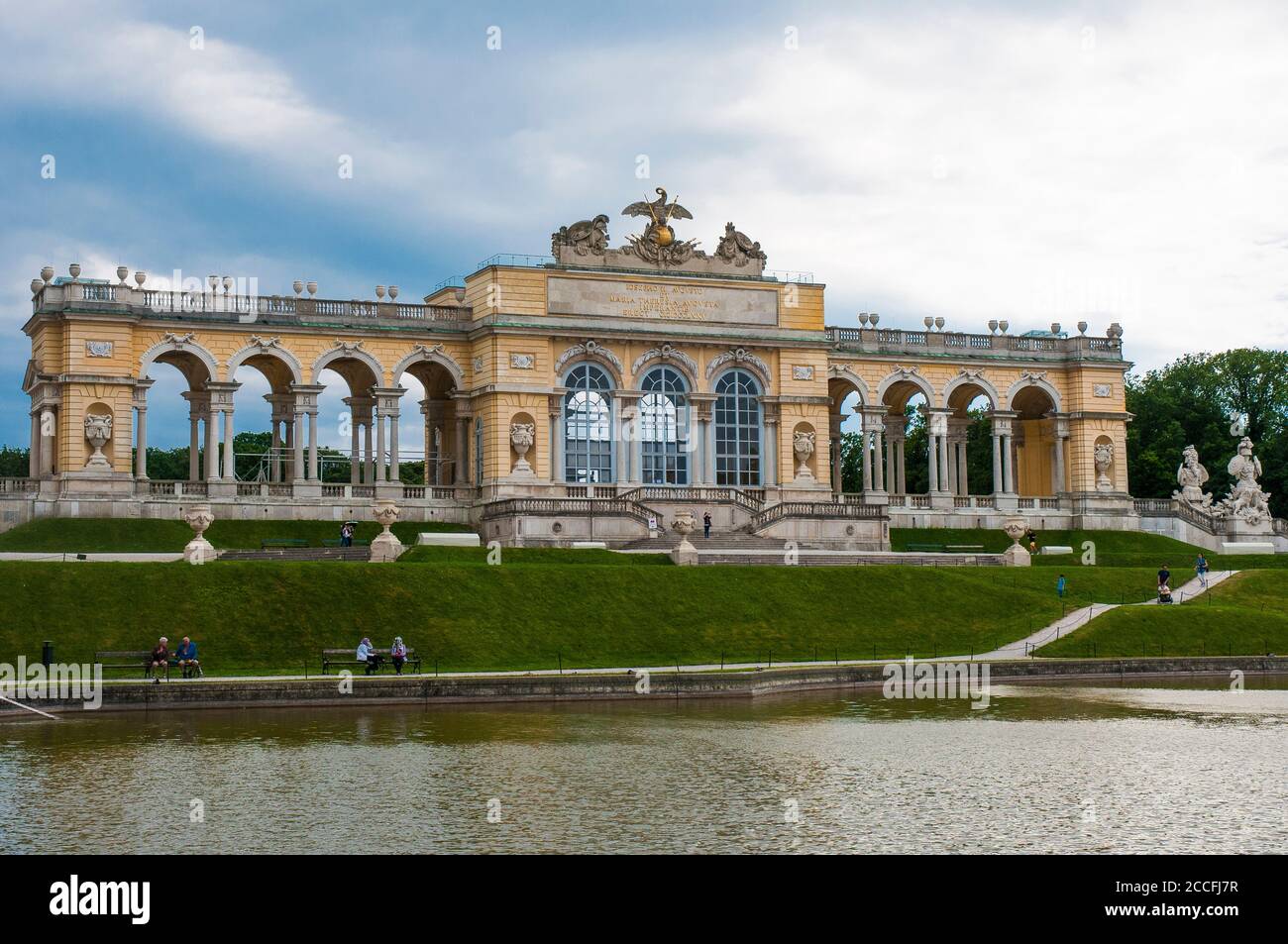 Die Gloriette befindet sich auf einem Hochhaus mit Blick auf Schloss Schönbrunn und Gärten, Wien, Österreich Stockfoto