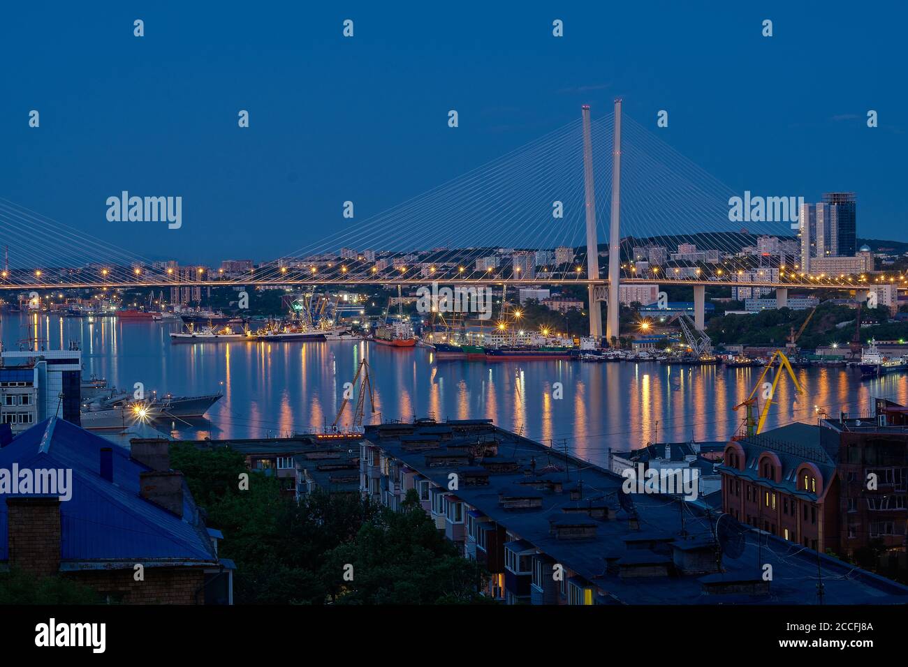 Wladiwostok, Russland - 11. Jun 2020: Nachtansicht der Stadt Wladiwostok. Goldene Brücke in Wladiwostok bei Nacht. Stockfoto