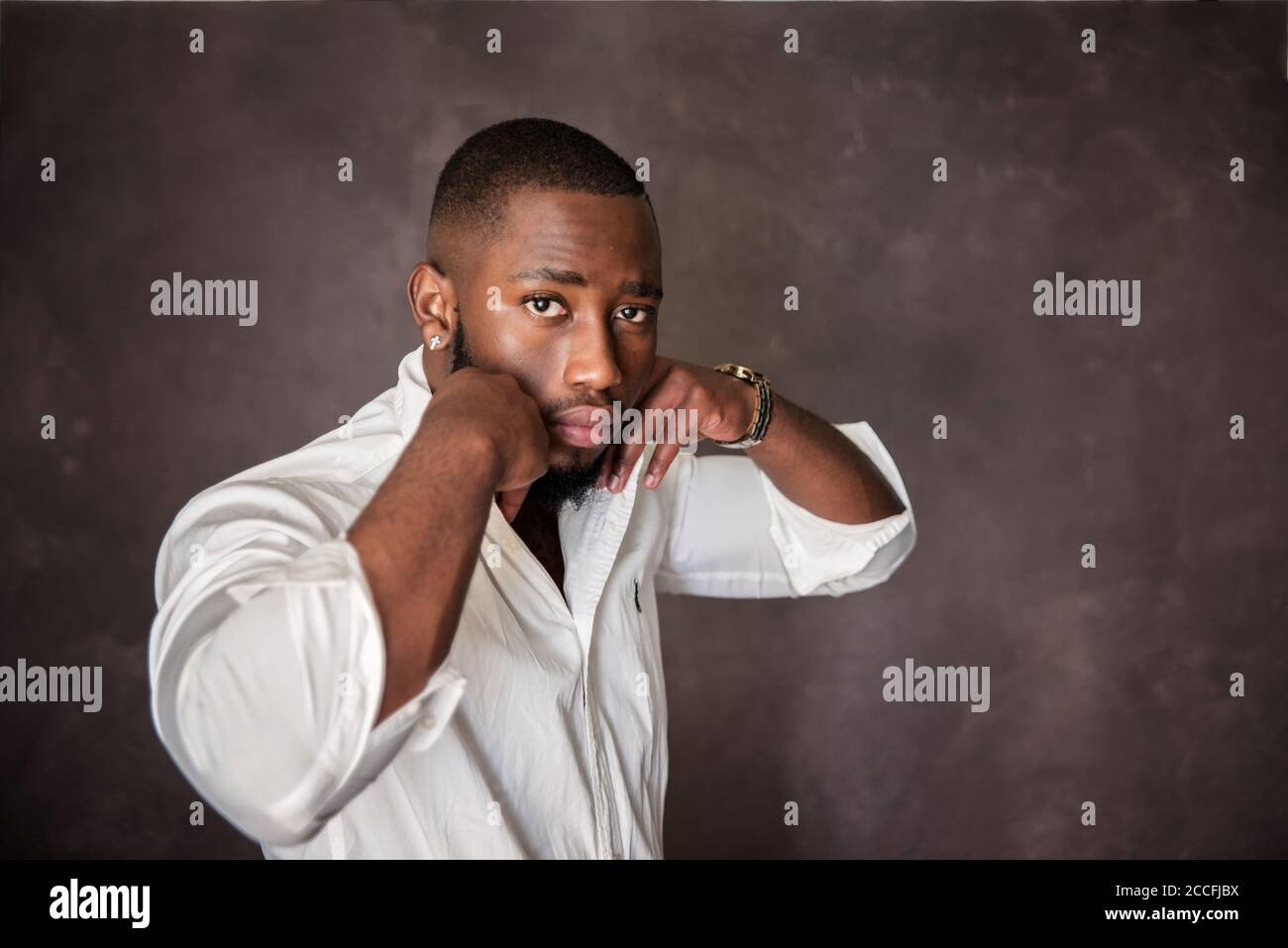 afrikanisches Stock Foto von schwarzen Herren in smarter Kleidung in studio-Einstellung Stockfoto