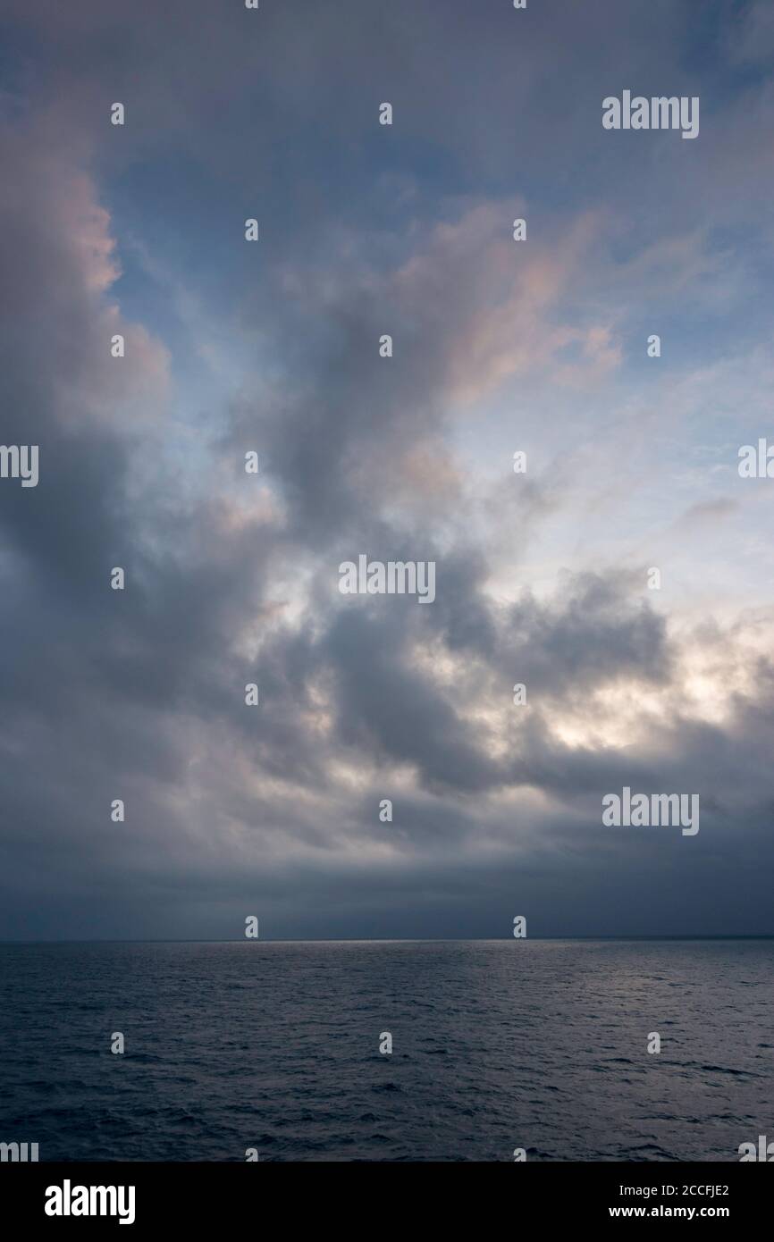 Sonnenuntergang in der Tasmanischen See vor der Ostküste Tasmaniens, Australien Stockfoto
