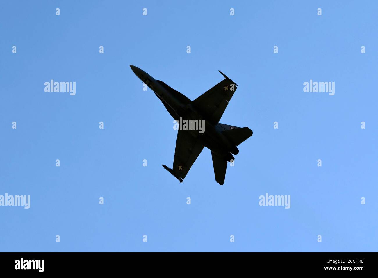 Silhouette Schweizer Luftwaffe, F / A-18C Hornet J-5009, Meiringen, Schweiz Stockfoto