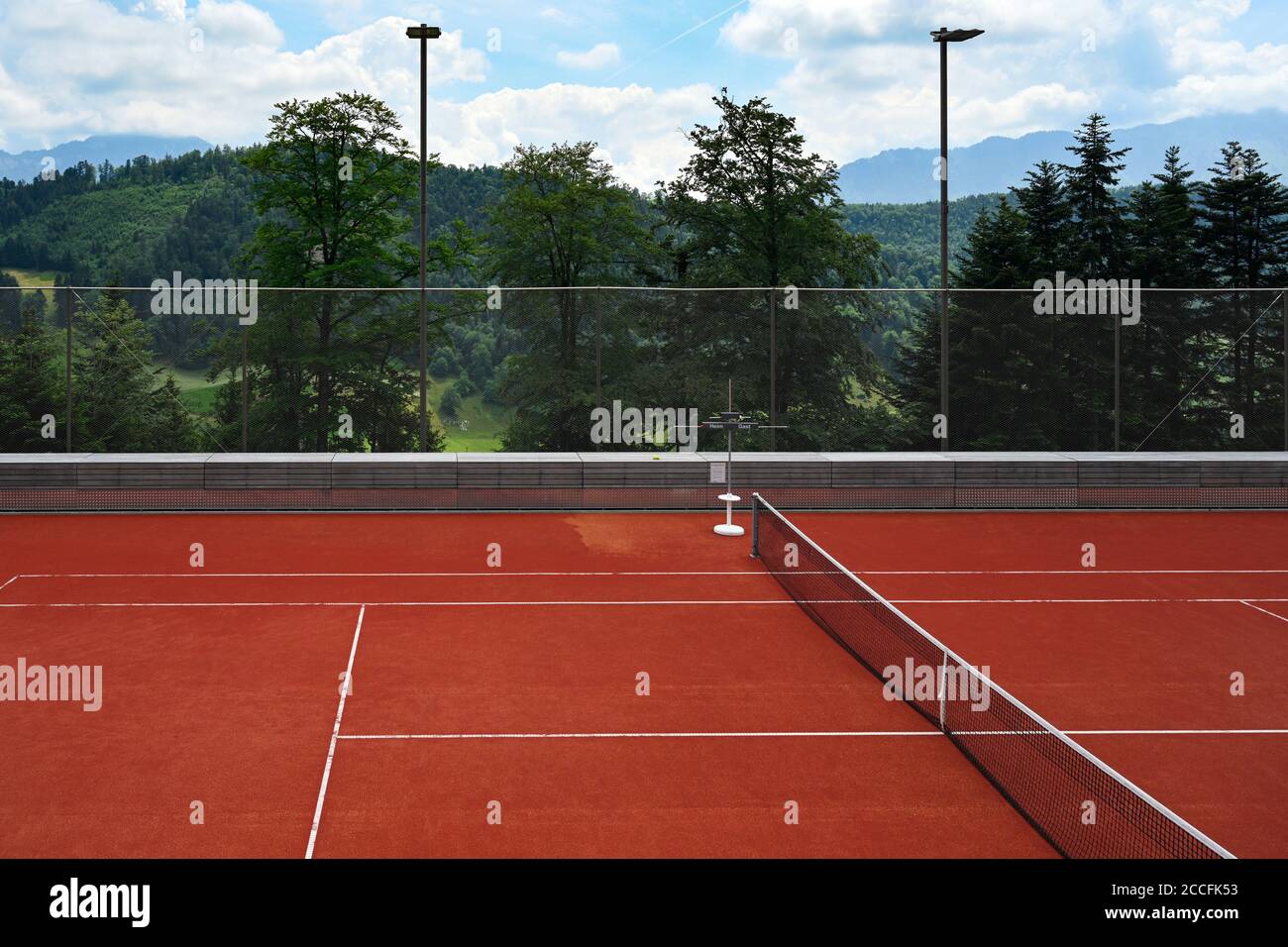 Tennisplatz mit ländlichem Blick, Bürgenstock, Schweiz Stockfoto