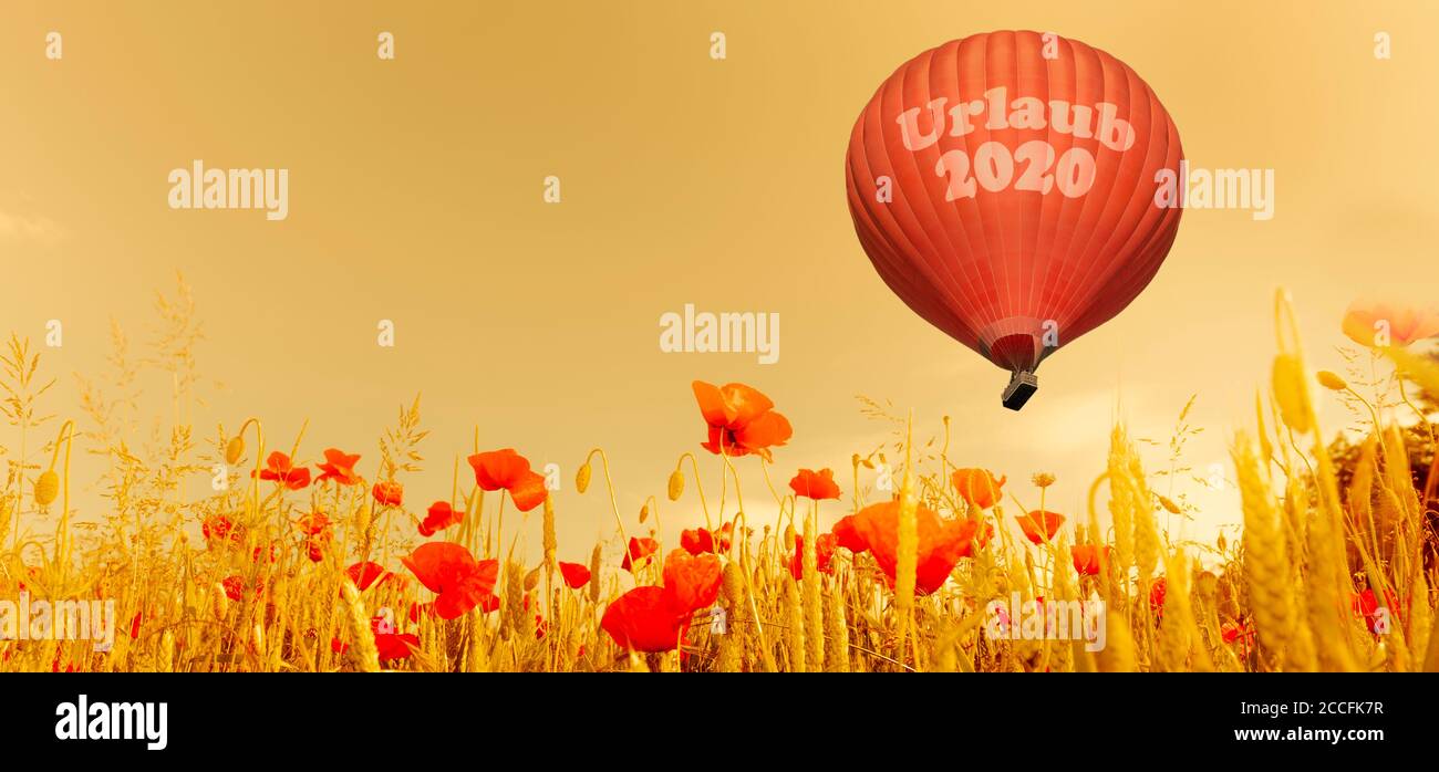 Heißluftballon, symbolisches Bild Urlaub 2020 mit Mohnblumen Stockfoto