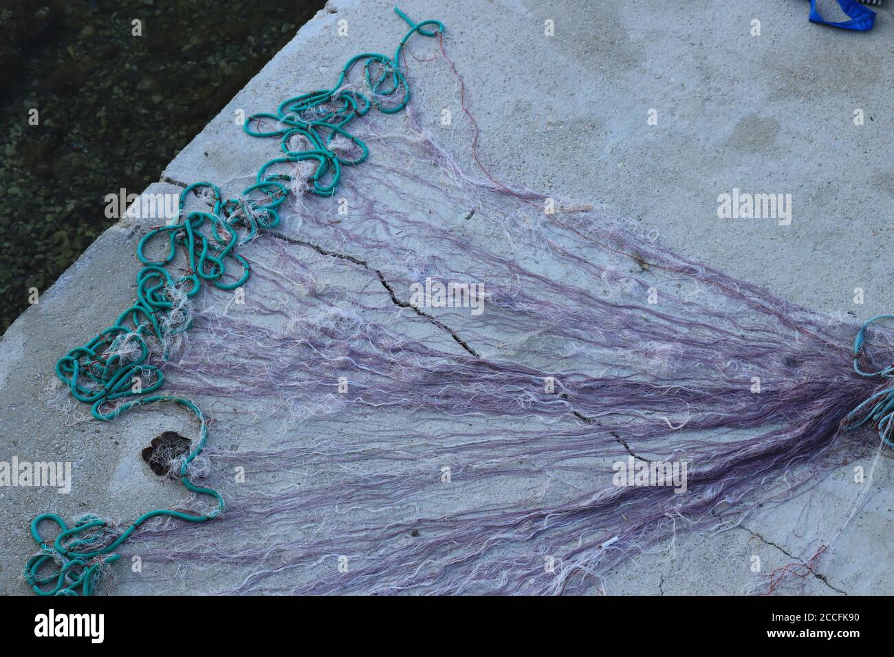 Fischernetz unter dem Meer gelegt Stockfoto