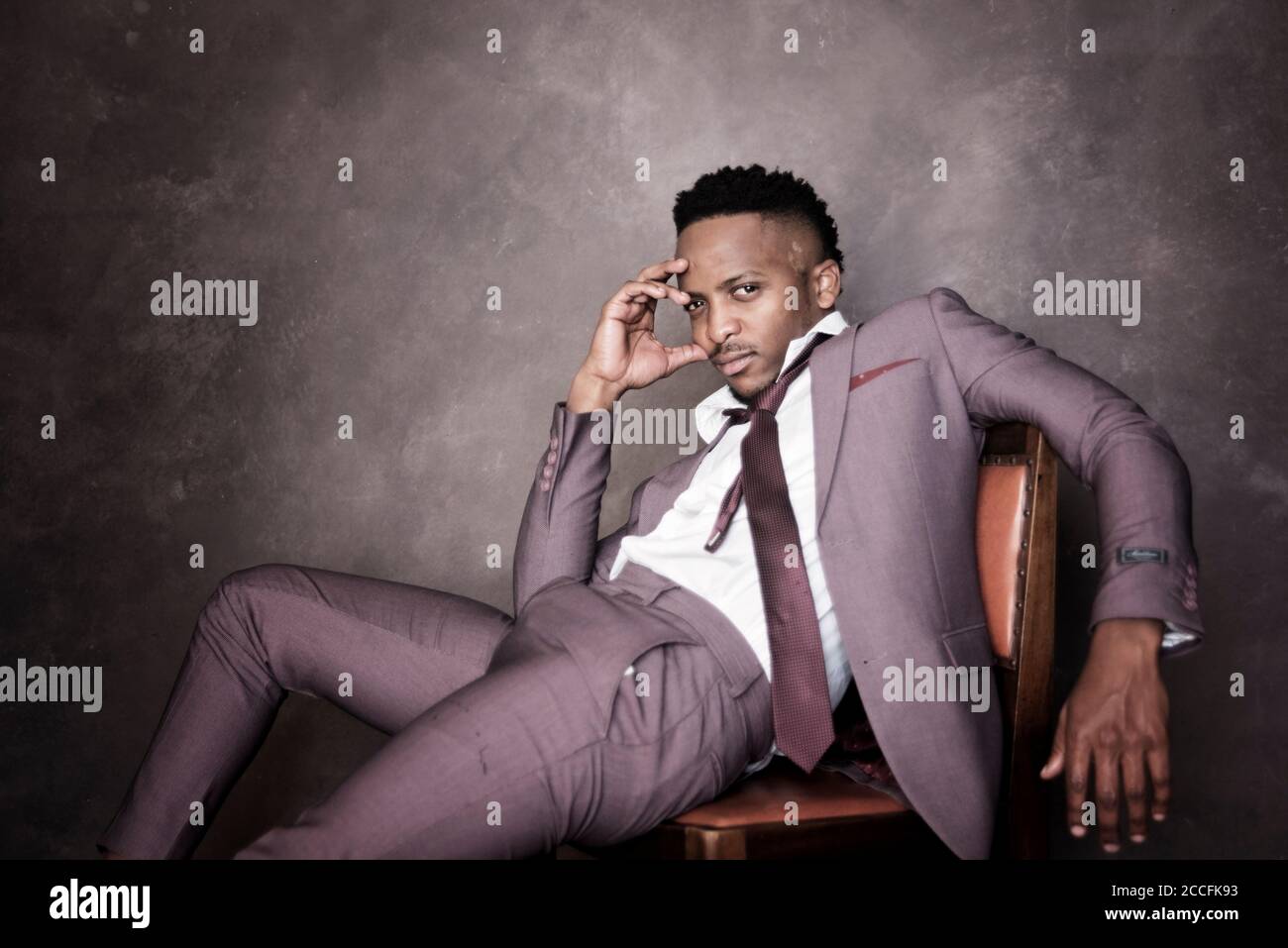 afrikanisches Stock Foto von schwarzen Herren in smarter Kleidung in studio-Einstellung Stockfoto