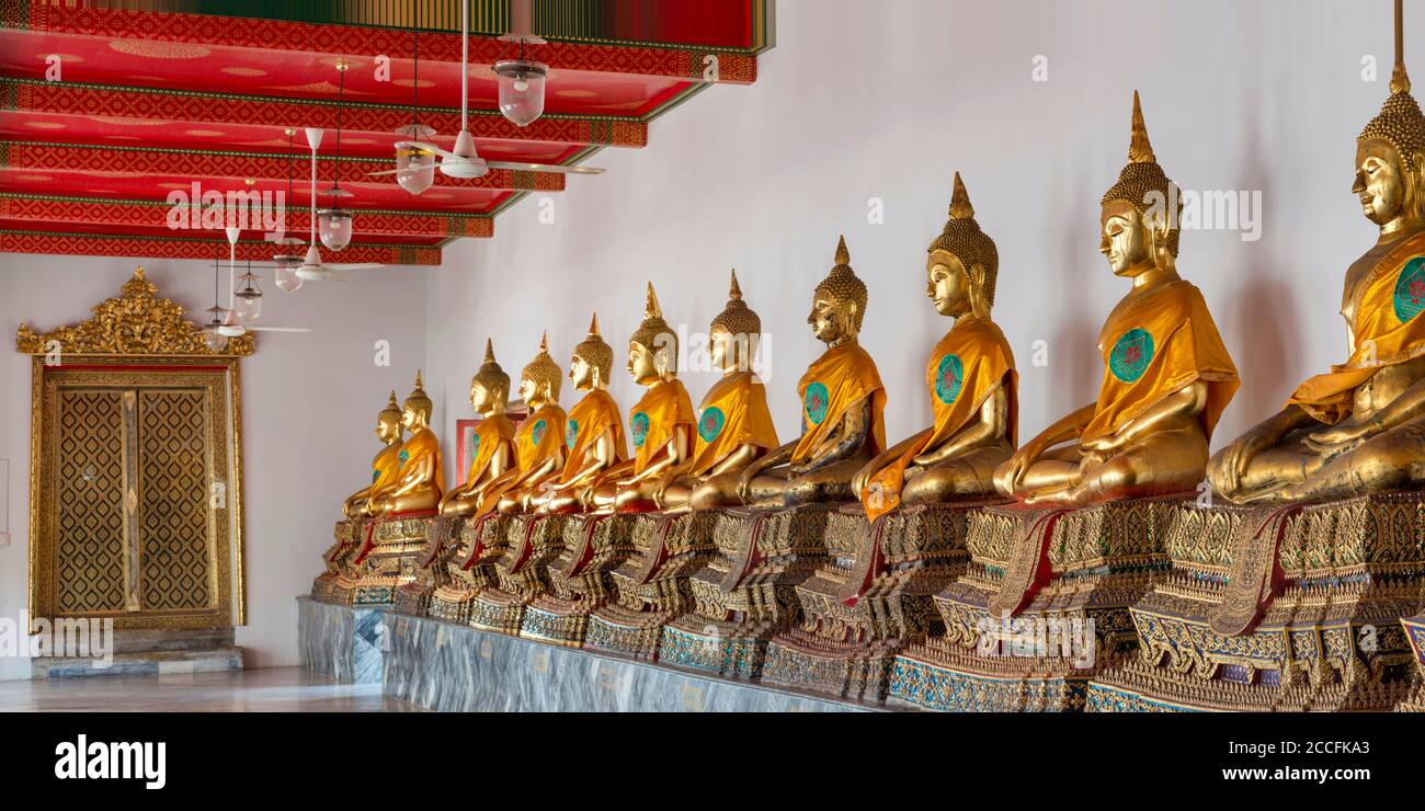 Vergoldete Buddha-Statuen (Bhumispara-mudra: Buddha Gautama im Moment der Erleuchtung), Wat Pho, Bangkok, Thailand, Asien Stockfoto