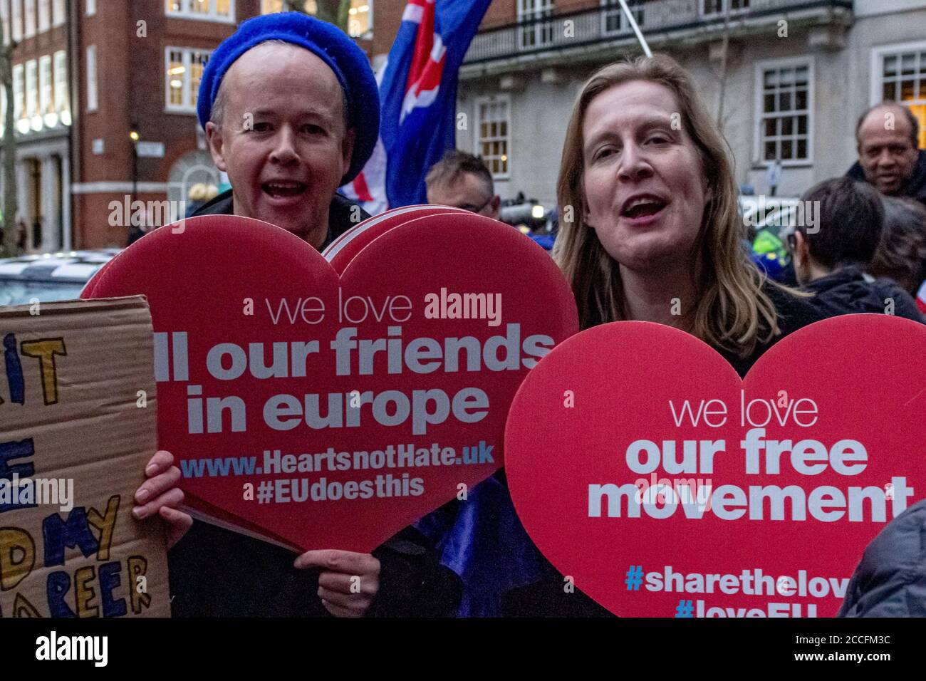 London, England.zwei bleiben Unterstützer, die vor dem Europahaus in Westminster stehen, mit "Herzen statt Hass"-Plakaten, die die Vorteile beschreiben, am Vorabend des Austritts des Vereinigten Königreichs aus der Europäischen Union um 11 Uhr am Freitag, dem 31. Januar 2020, in der EU zu sein, basierend auf dem Verweis vom 23. Juni 2016. Stockfoto