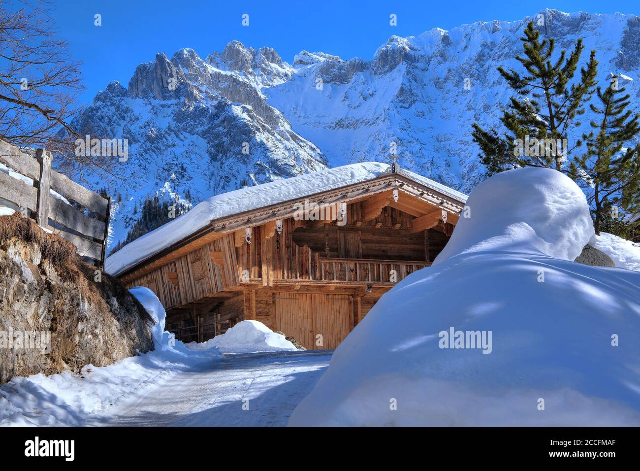 Heustadl an der Gröblalm gegen Karwendelgebirge, Mittenwald, Werdenfelser Land, Oberbayern, Bayern, Deutschland Stockfoto