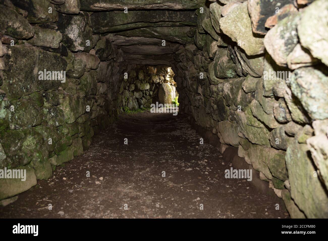 Tunnel bei Carn Euny archaelogische Stätte auf der Penwith Halbinsel in Cornwall, Großbritannien Stockfoto