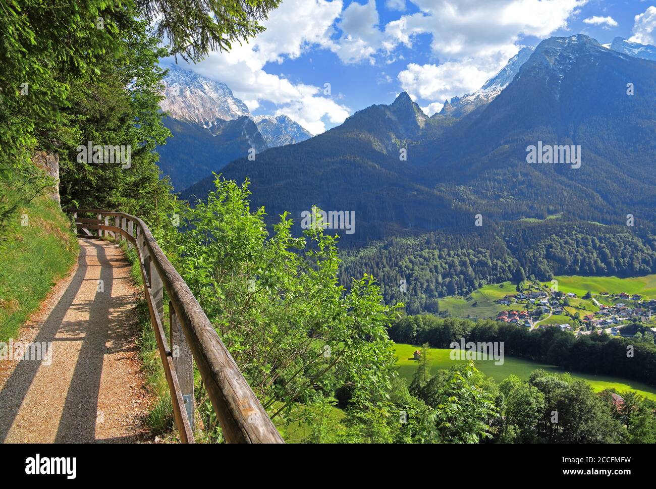 Sole-Pipeline-Route gegen Watzmann (2713m) und Hochkalter (2607m), Ramsau bei Berchtesgaden, Berchtesgadener Land, Oberbayern, Bayern, Deutschland Stockfoto