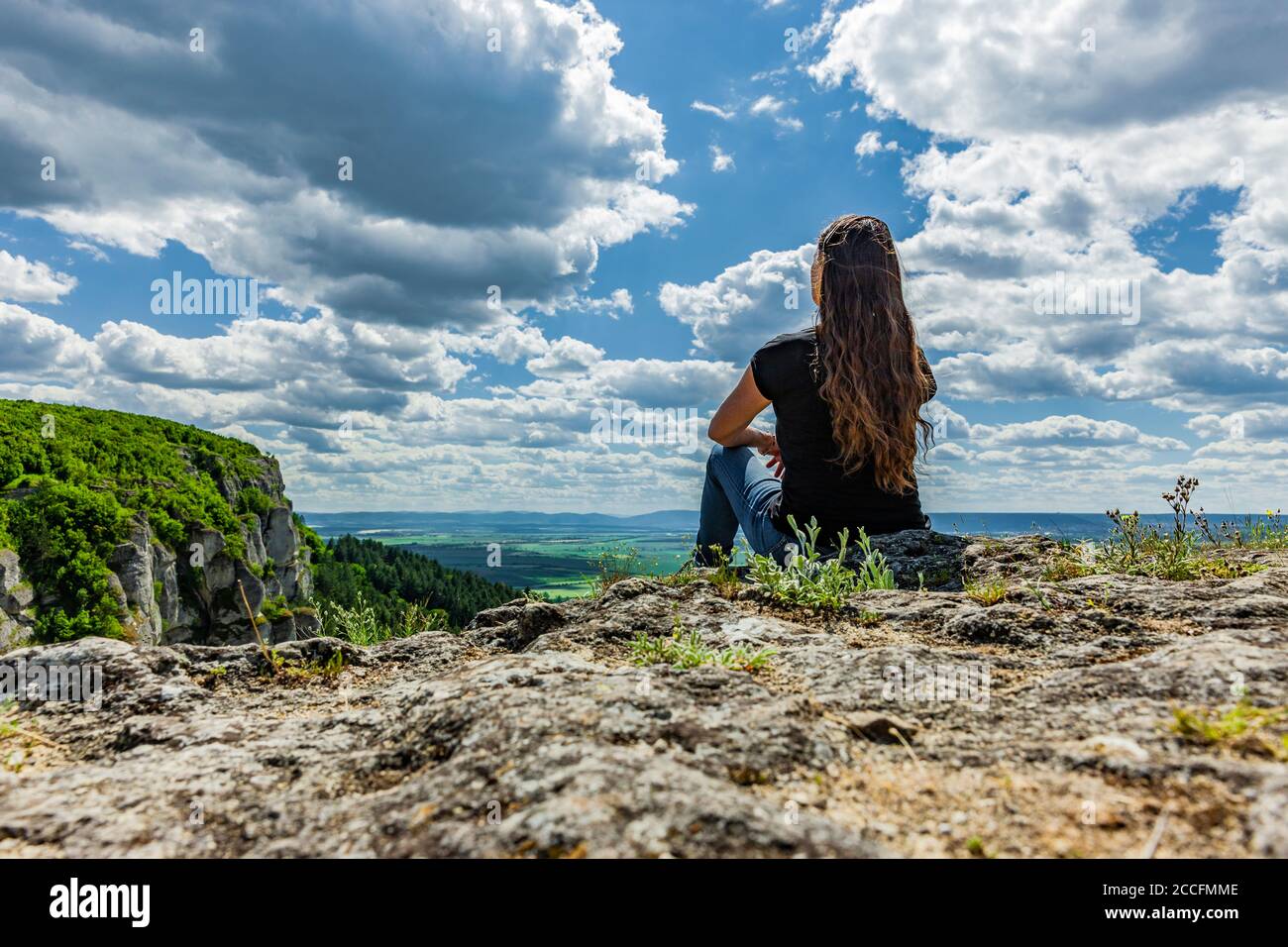 Frau genießt den Panoramablick auf die Klippen von Madara, Bulgarien Stockfoto