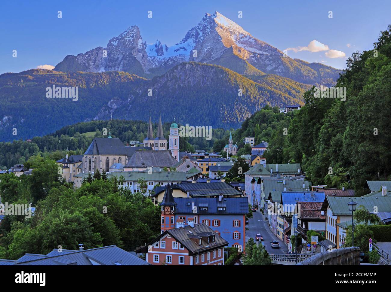 Ortsmitte gegen den Watzmann (2713m), Berchtesgaden, Berchtesgadener Land, Oberbayern, Bayern, Deutschland Stockfoto