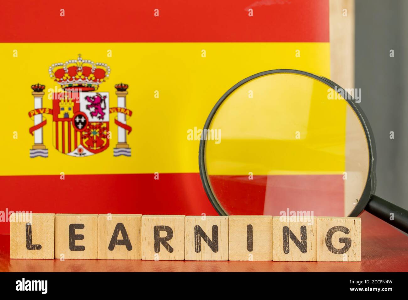 Italienisch Lernkonzept, Flagge und Lernwort auf Holzblock geschrieben Stockfoto