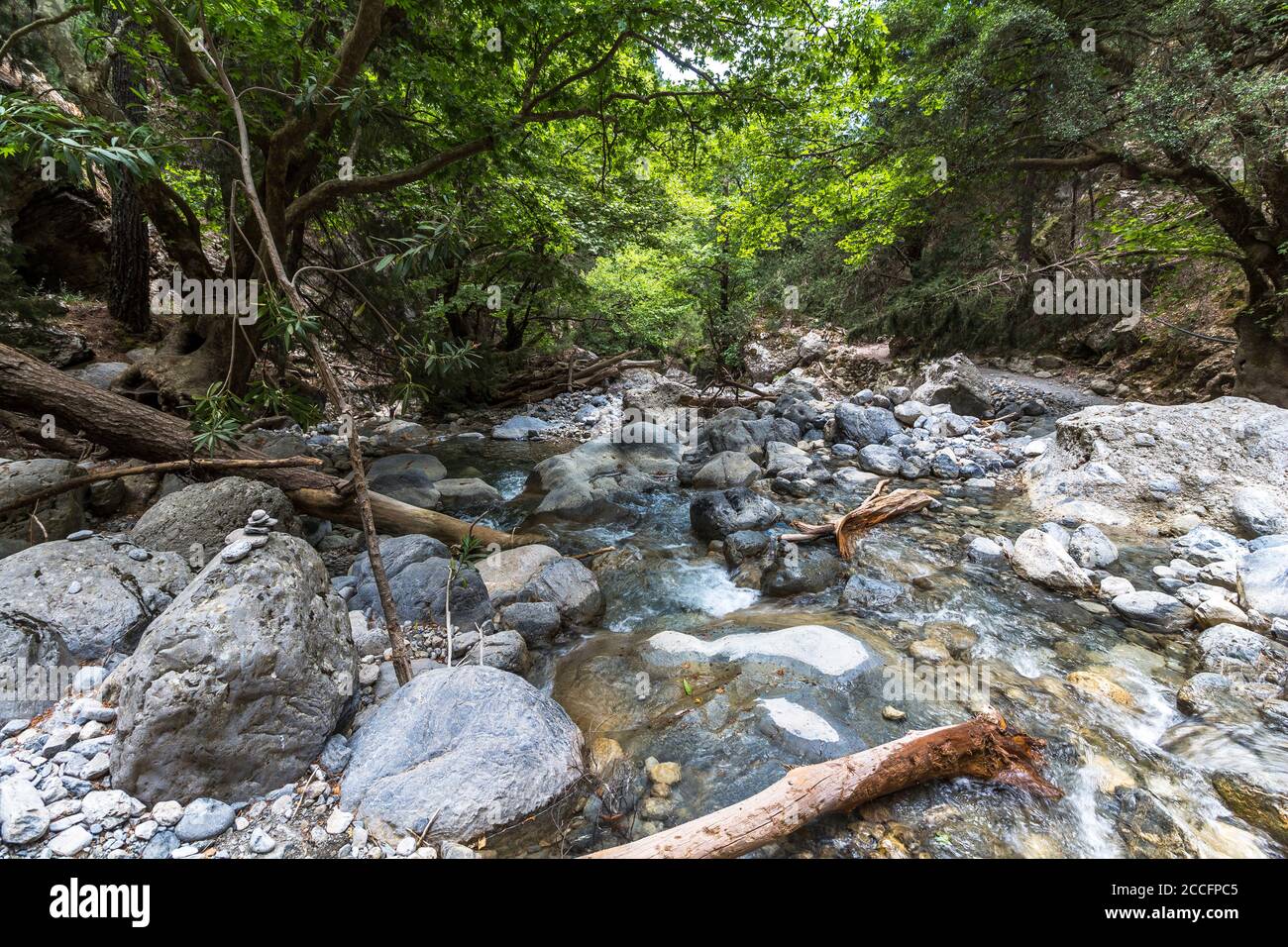 Flussverlauf beim Abstieg auf der Samaria Gorge Wanderung, Westkreta, Griechenland Stockfoto