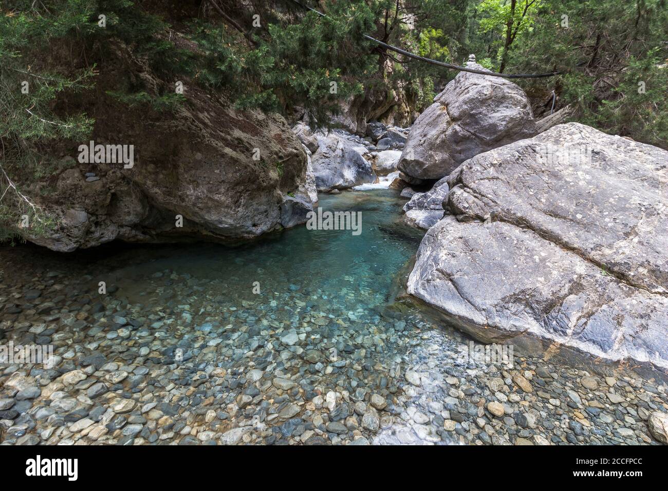 Flussverlauf beim Abstieg auf der Samaria Gorge Wanderung, Westkreta, Griechenland Stockfoto