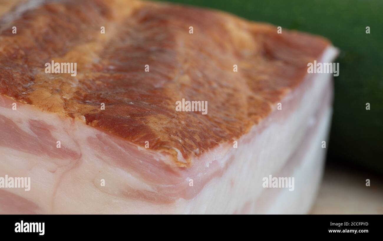 Geräuchertes Speckfleisch mit viel Fett in Nahaufnahme. Das Fleisch ist salzgeheilt und aus dem Bauch oder Rücken eines Schweins. Stockfoto