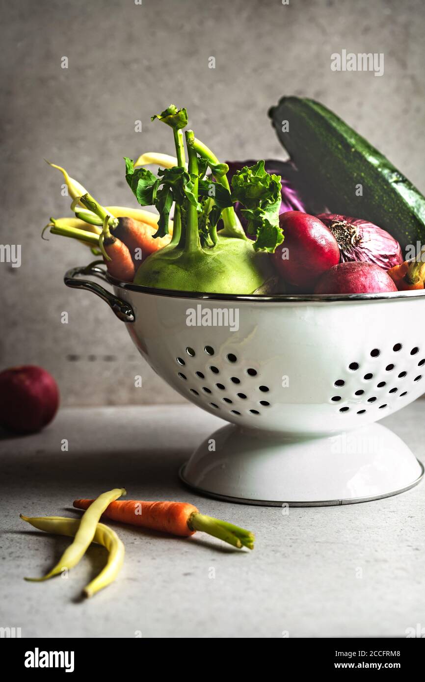 Sorten von frischem Gemüse in Colander Stockfoto