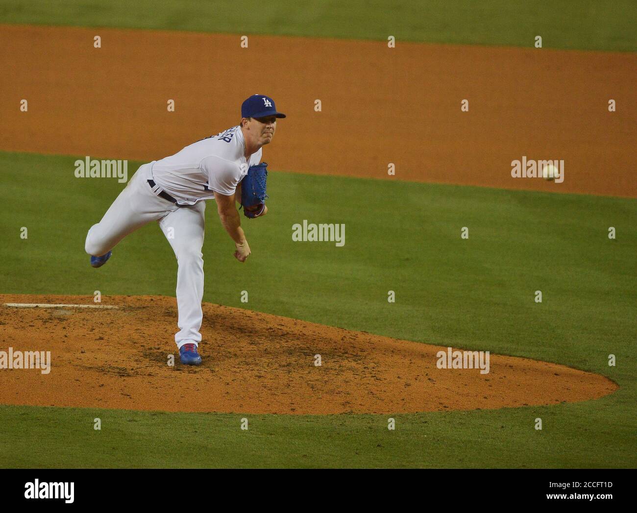 Los Angeles, Usa. August 2020. Los Angeles Dodgers' Dodgers Startpitcher Walker Bühler liefert am Freitag, den 21. August 2020, im Dodger Stadium in Los Angeles einen Pitch im sechsten Inning gegen die Colorado Rockies ab. Buehler hat seine frühen Saisonkämpfe mit einem emphatischen 6-Inning, einem Lauf, 11-Strikeout Display in der 5-1 Sieg der Dodgers über die Rockies beendet Foto von Jim Ruymen/UPI Credit: UPI/Alamy Live News Stockfoto