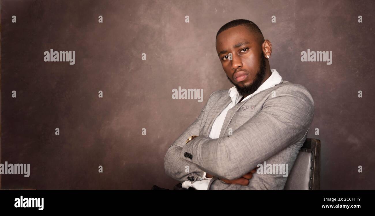 afrikanisches Stock Foto von schwarzen Herren in smarter Kleidung in studio-Einstellung Stockfoto