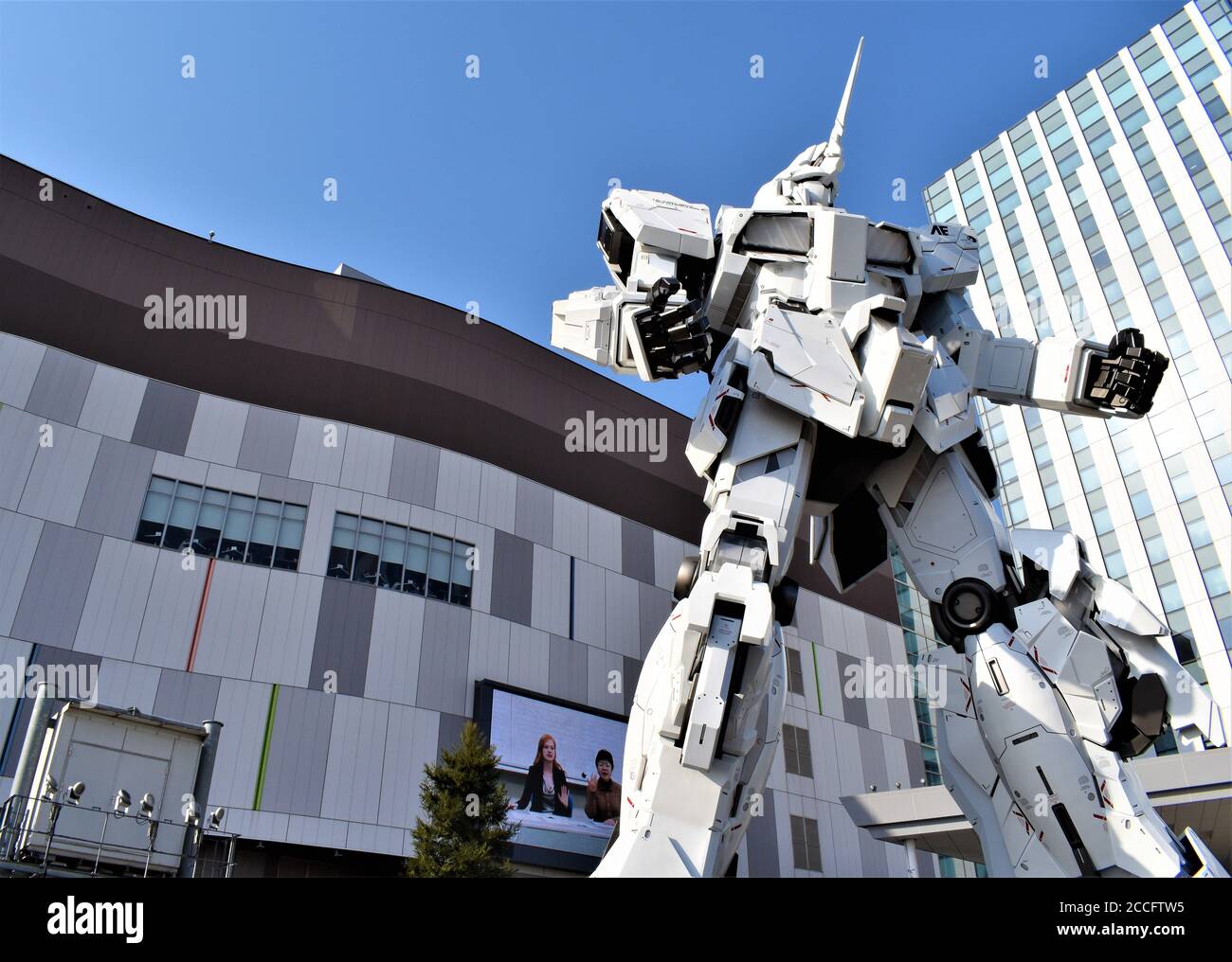 Die riesige, lebensgroße Unicorn Gundam Statue steht mächtig als Herzstück von Odaiba, Japan Stockfoto