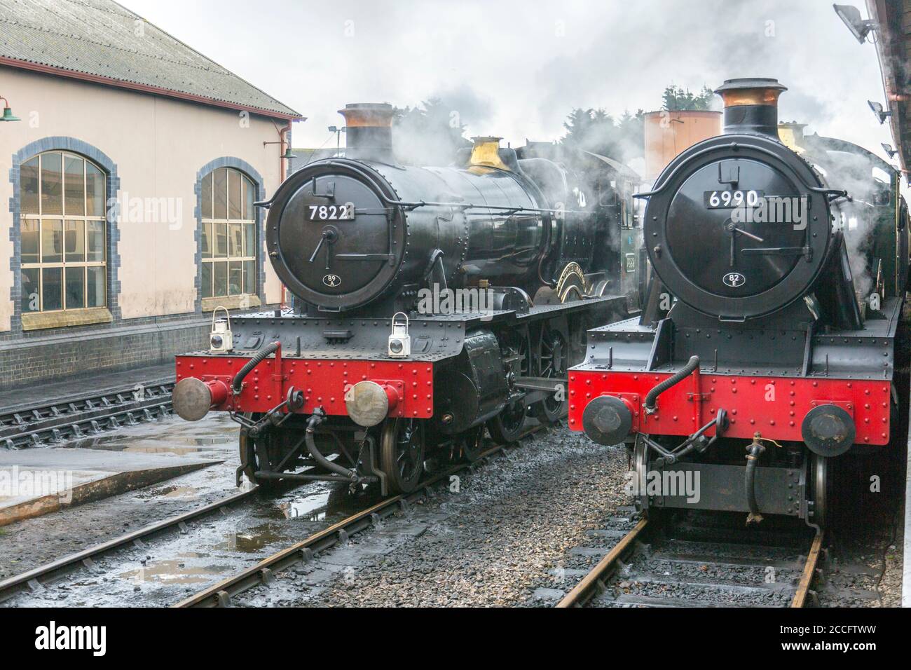 Ex-GWR Dampflokomotiven 7822 'Foxcote Manor' und 6990 'Witherslack Hall' am Bahnhof Minehead, West Somerset Railway Spring Gala, England, Großbritannien Stockfoto